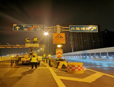 合肥郑州市北三环彩虹桥交通标志牌安装现场